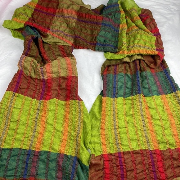 Double sided seersuckers acrylic scarf with gathers - Picture 9 of 12